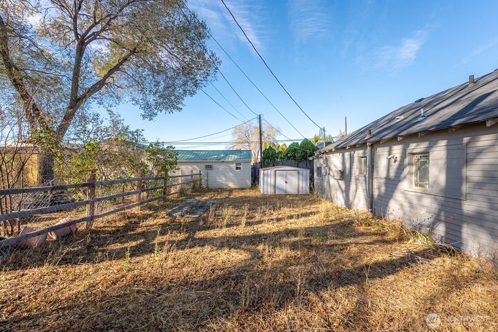 Property Photo:  313 SE 1st Avenue  WA 98851 