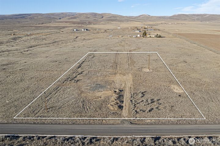 Property Photo: 4 Road 13 NW WA 98848
