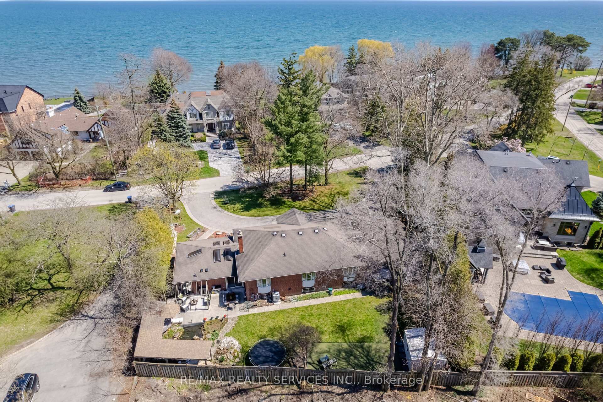 Property Photo: 1607 Watersedge Road ON L5J 1A6