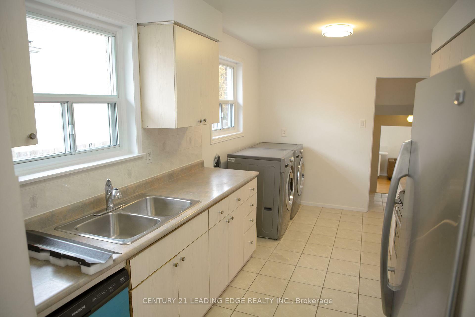 Photo de la propriété: 23 Lesgay Crescent ON M2J 2H9