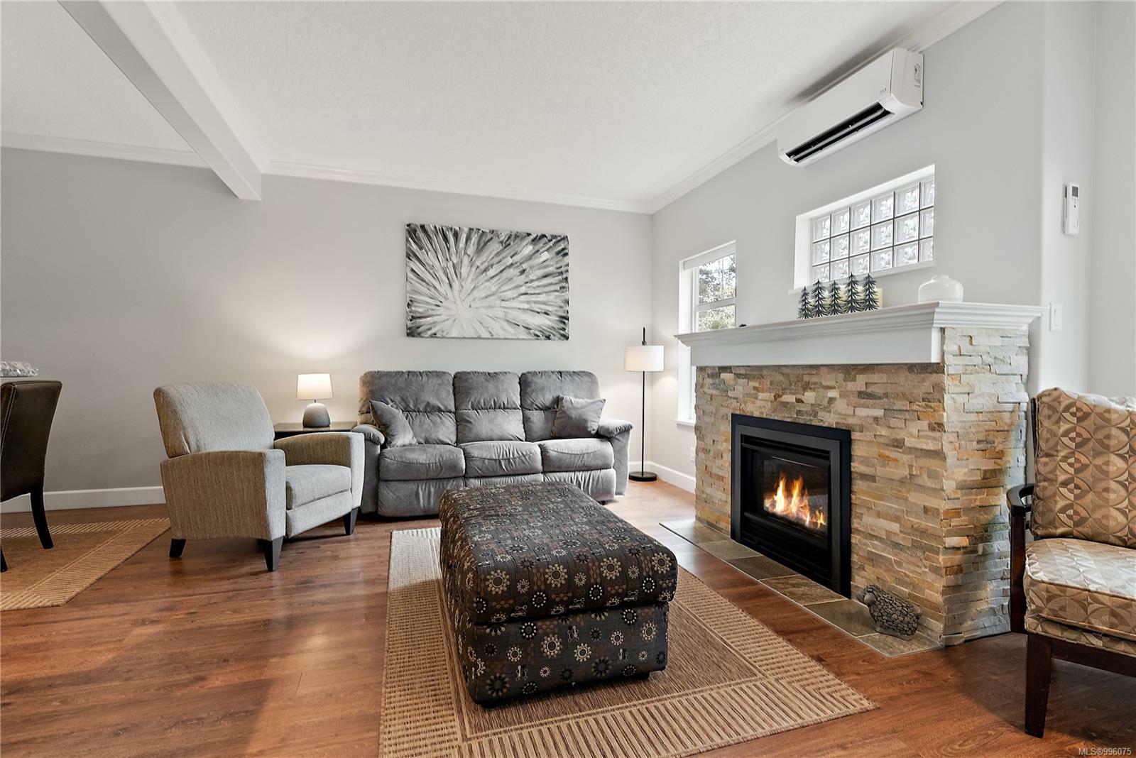 Property Photo: 1110 Willow St 114 BC V8X 3K2