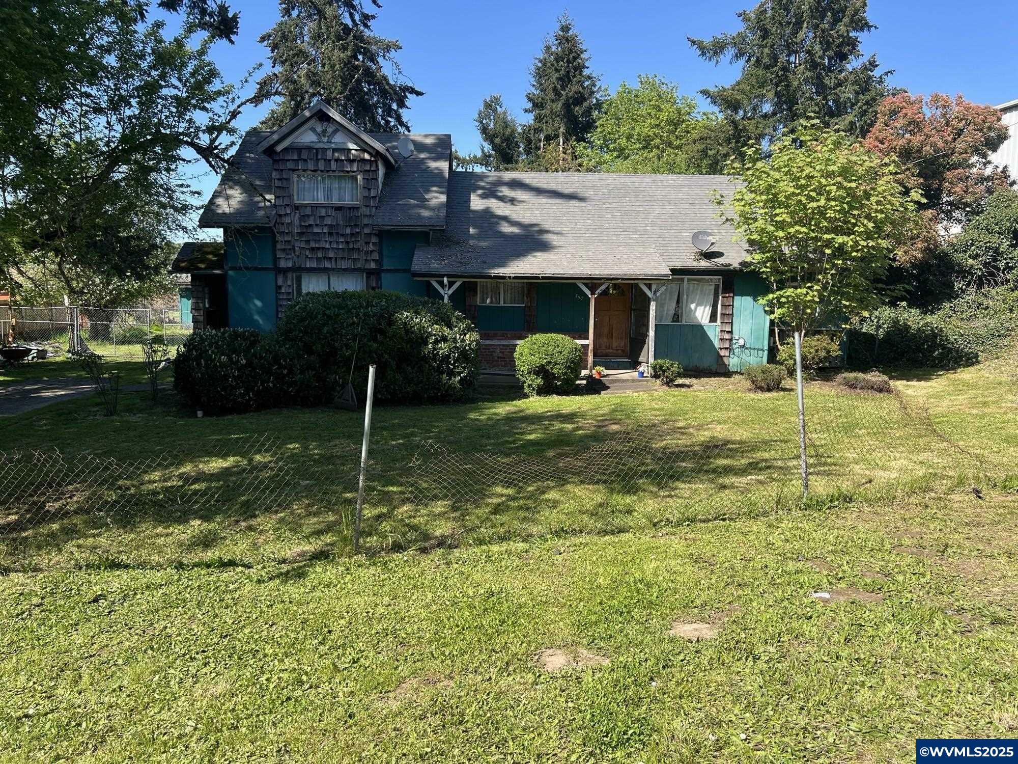 Property Photo: 357 E Santiam St OR 97352