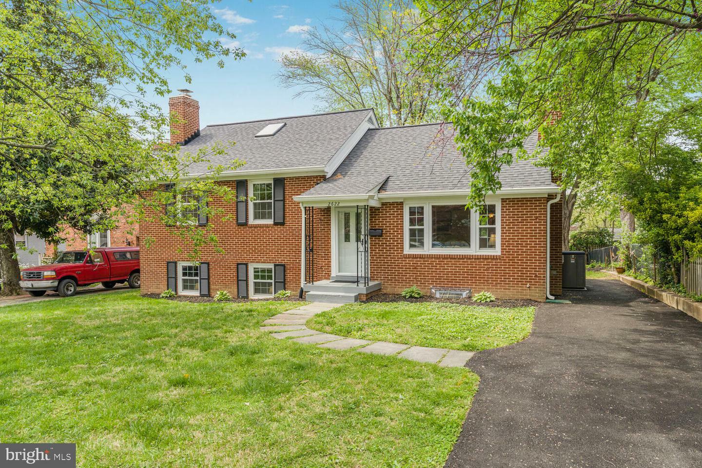 Property Photo: 2622 N Lexington Street VA 22207