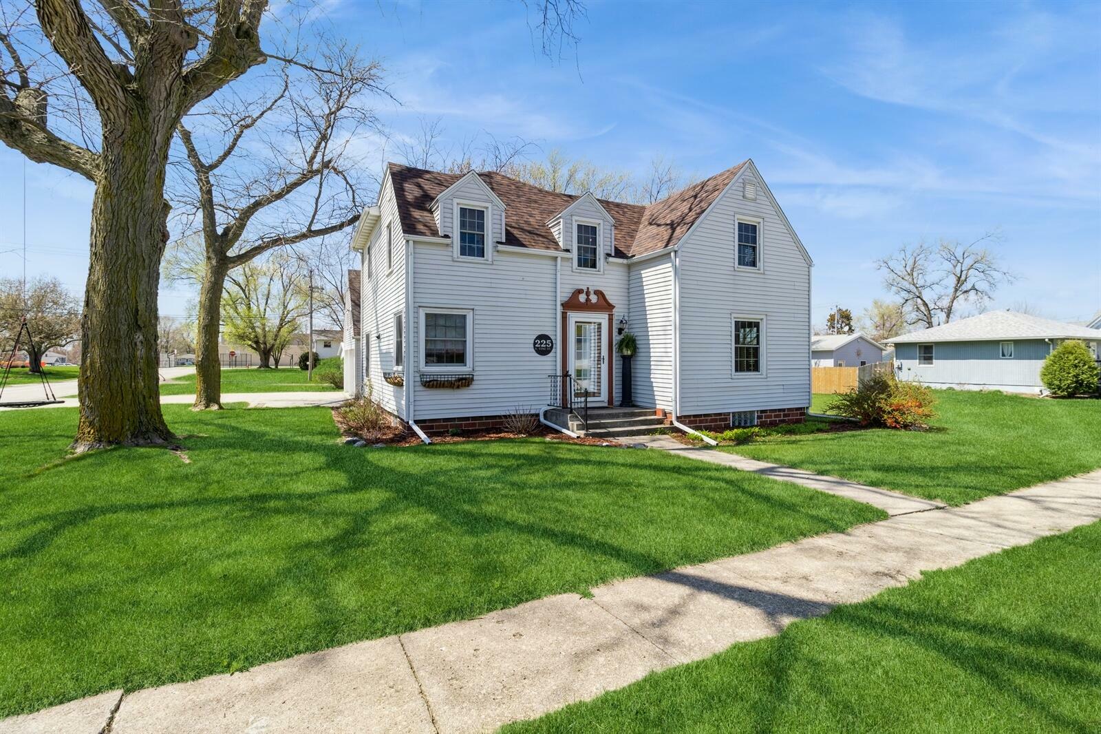 Property Photo: 225 S Vine Street IA 50236