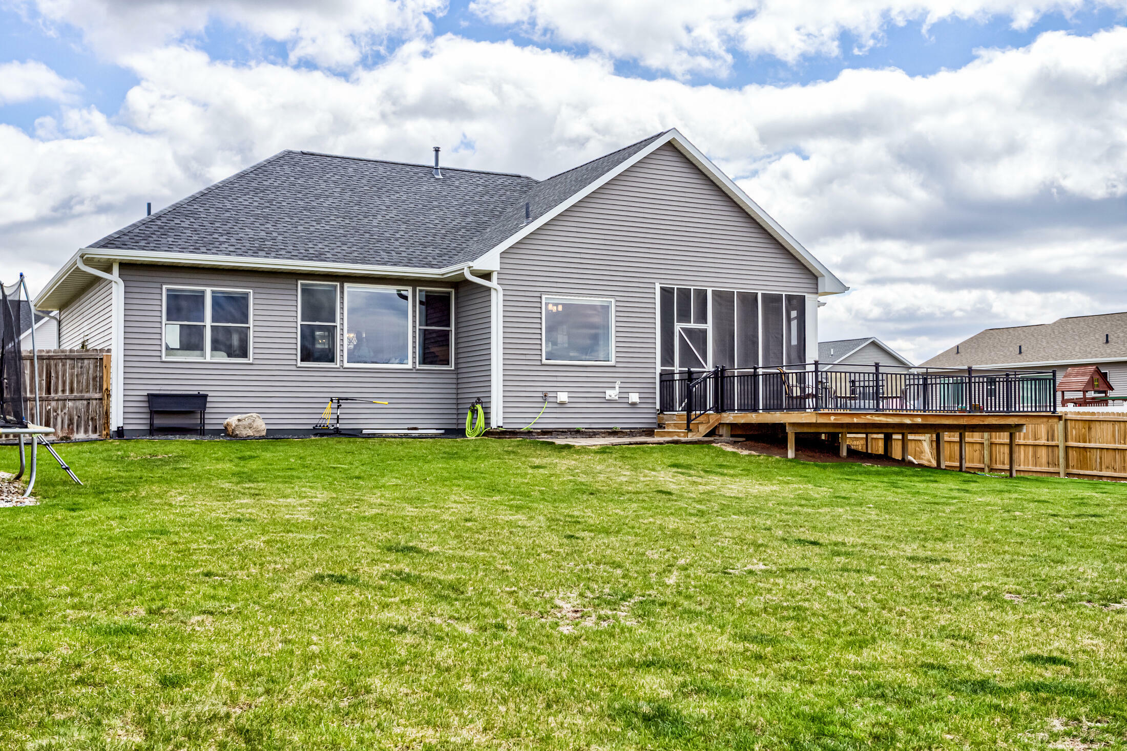 Property Photo: 320 Hawthorne Circle IA 50105