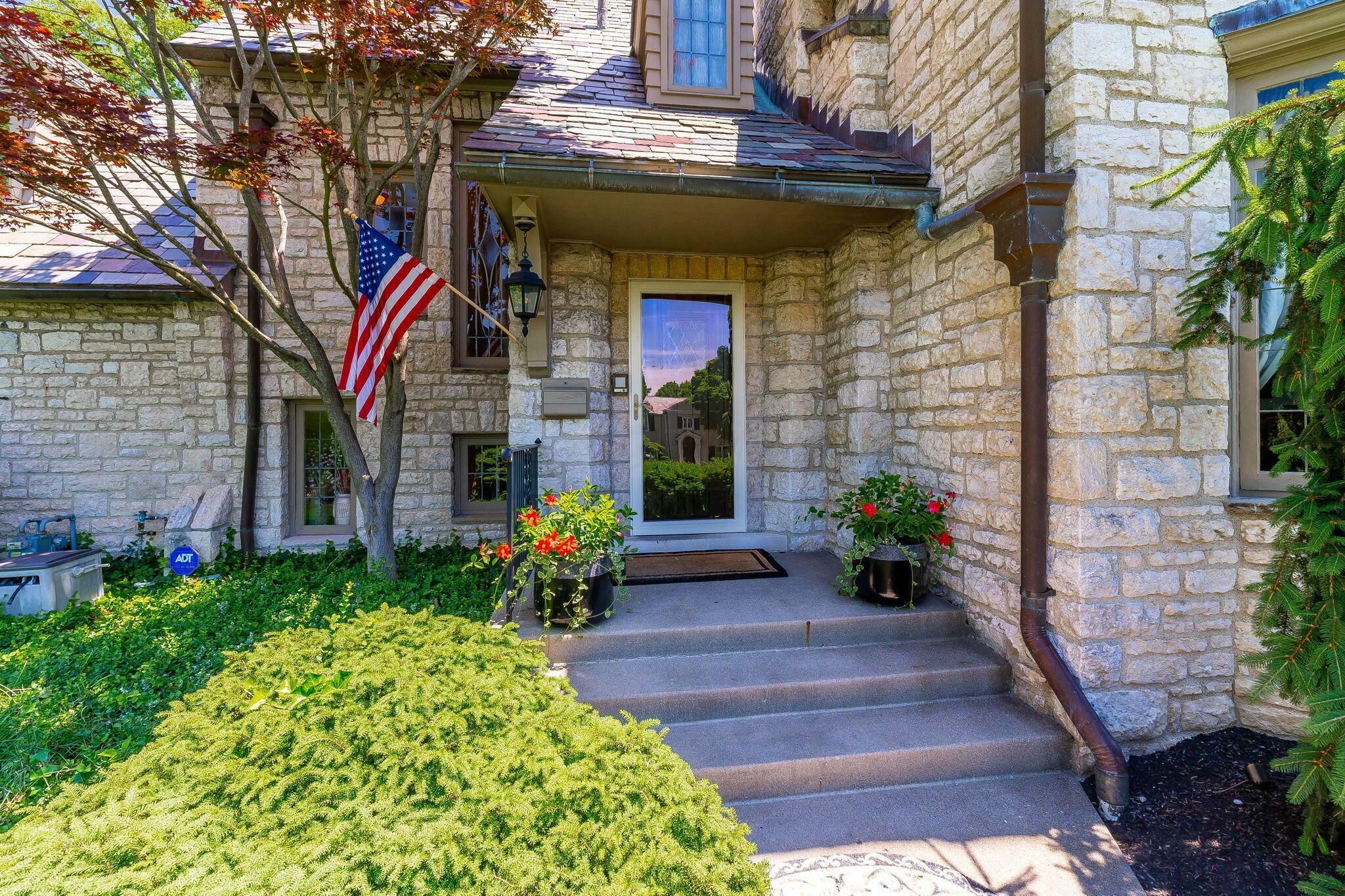 Property Photo: 2134 Yorkshire Road OH 43221