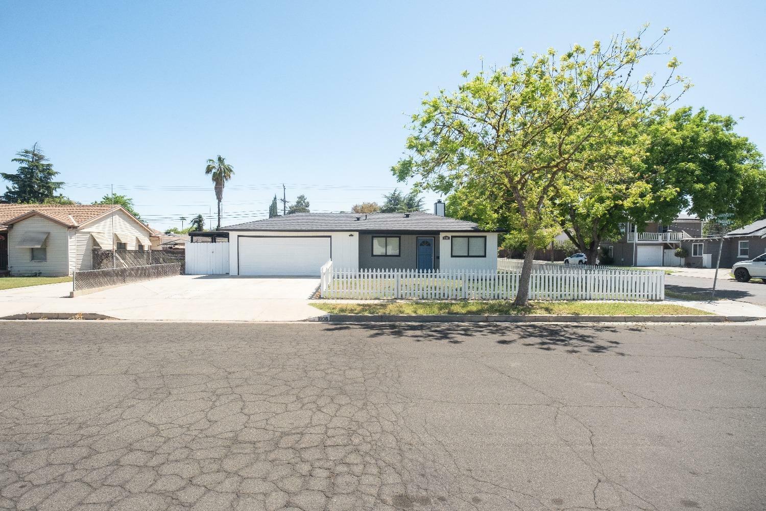 Property Photo: 1806 N Vagedes Avenue CA 93705