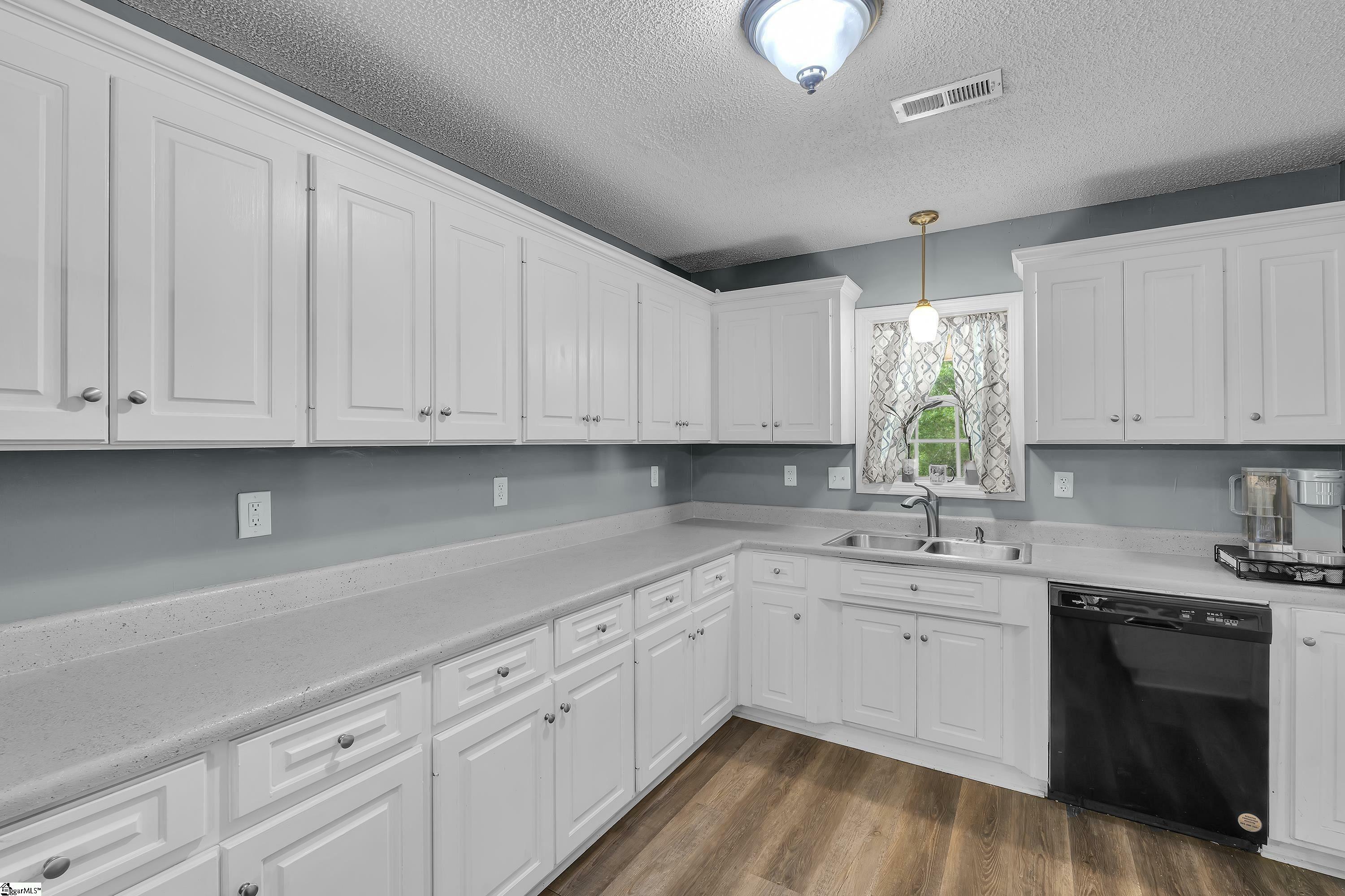 Property Photo: 28 Meadowlark Lane SC 29306