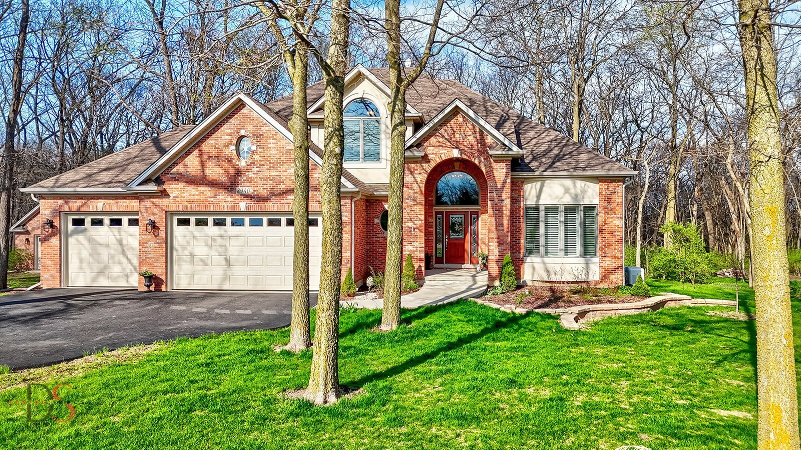 Property Photo: 8940 N Stonewall Drive IL 60541