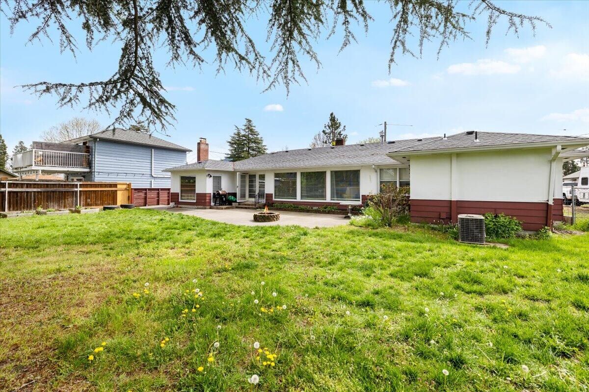 Property Photo:  326 NE B Street  OR 97526 