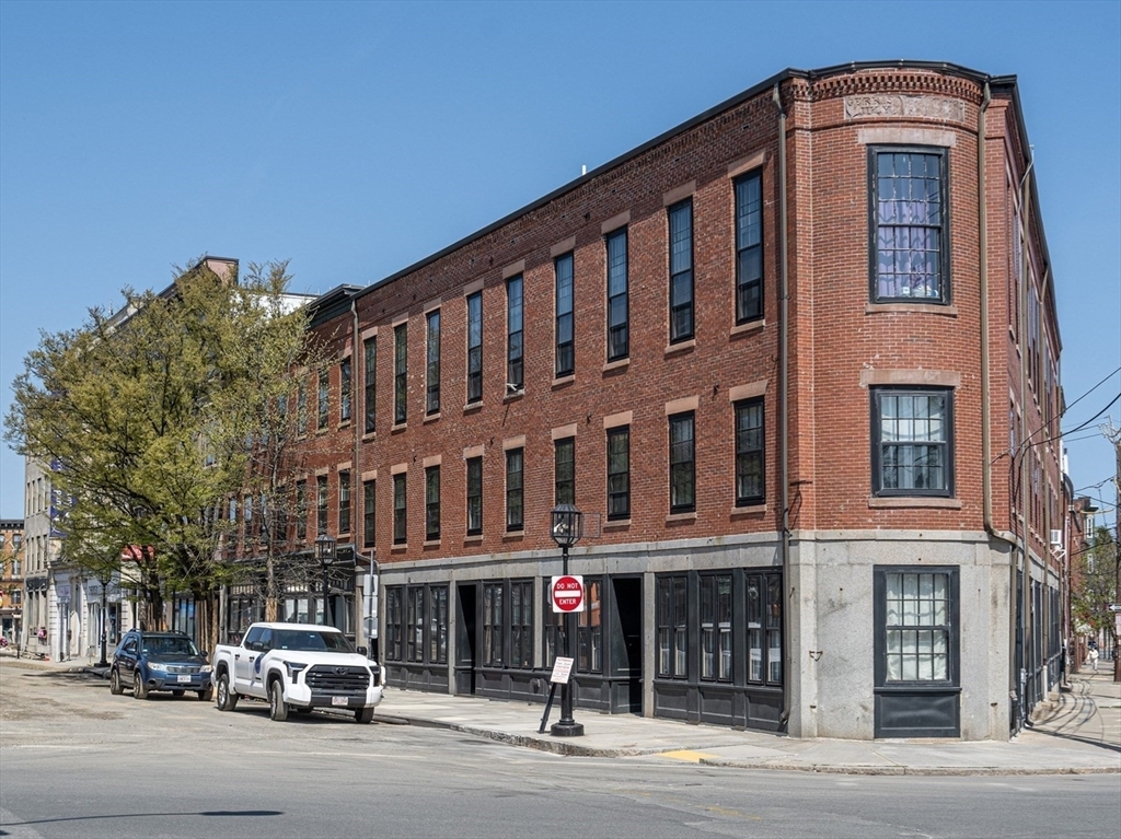 Property Photo:  165 Winnisimmet St 2C  MA 02150 