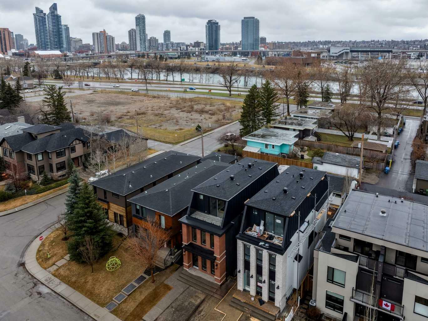 Property Photo:  1805 Broadview Road NW  AB T2N 3H6 
