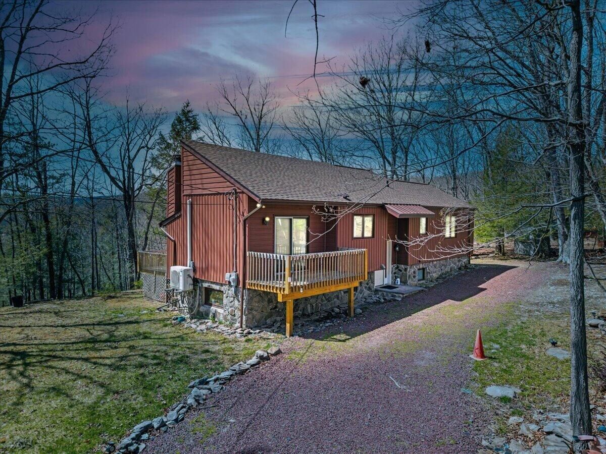 Property Photo: 619 Clubhouse Drive PA 18302