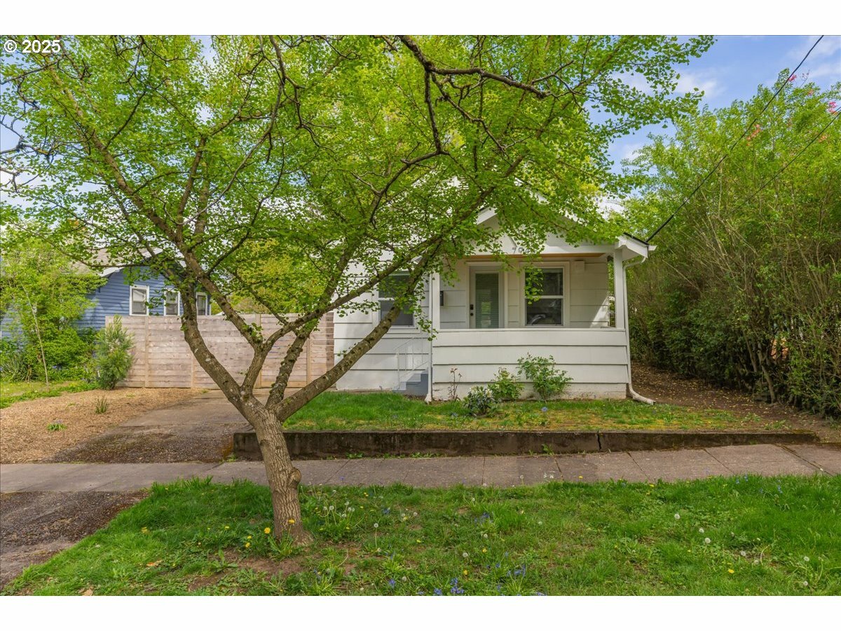 Property Photo: 7944 N Dana Ave OR 97203