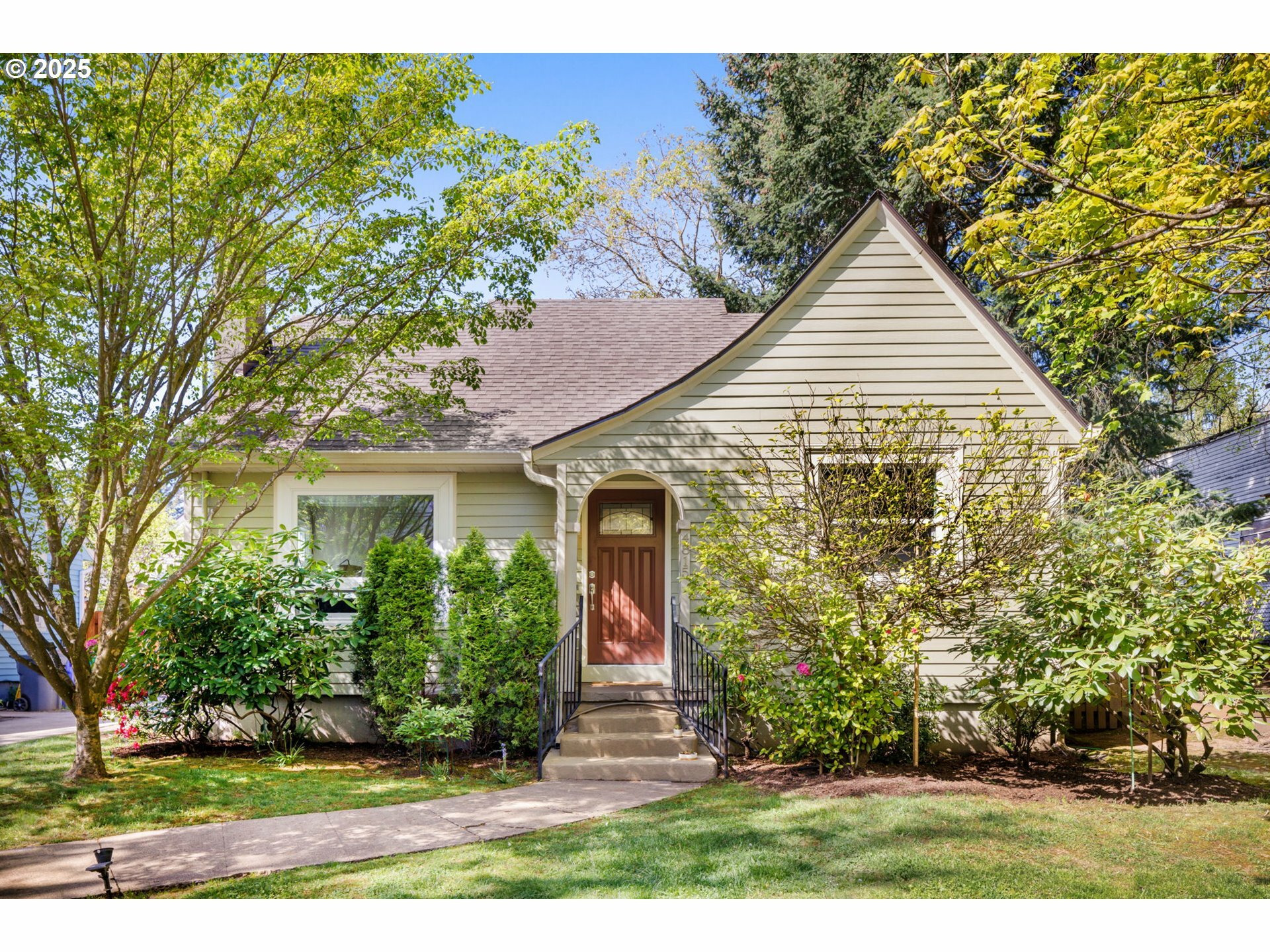 Property Photo: 4815 NE Couch St OR 97213