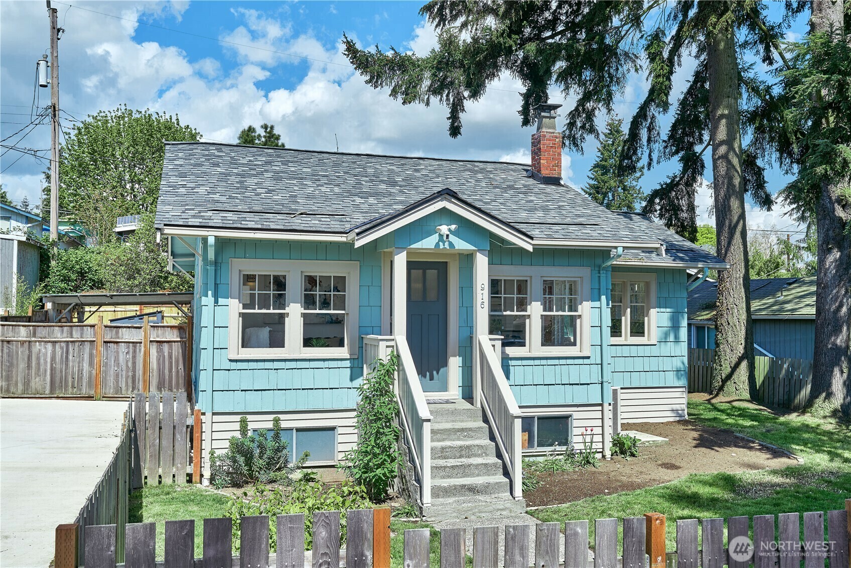 Property Photo: 916 N 101st Street WA 98133