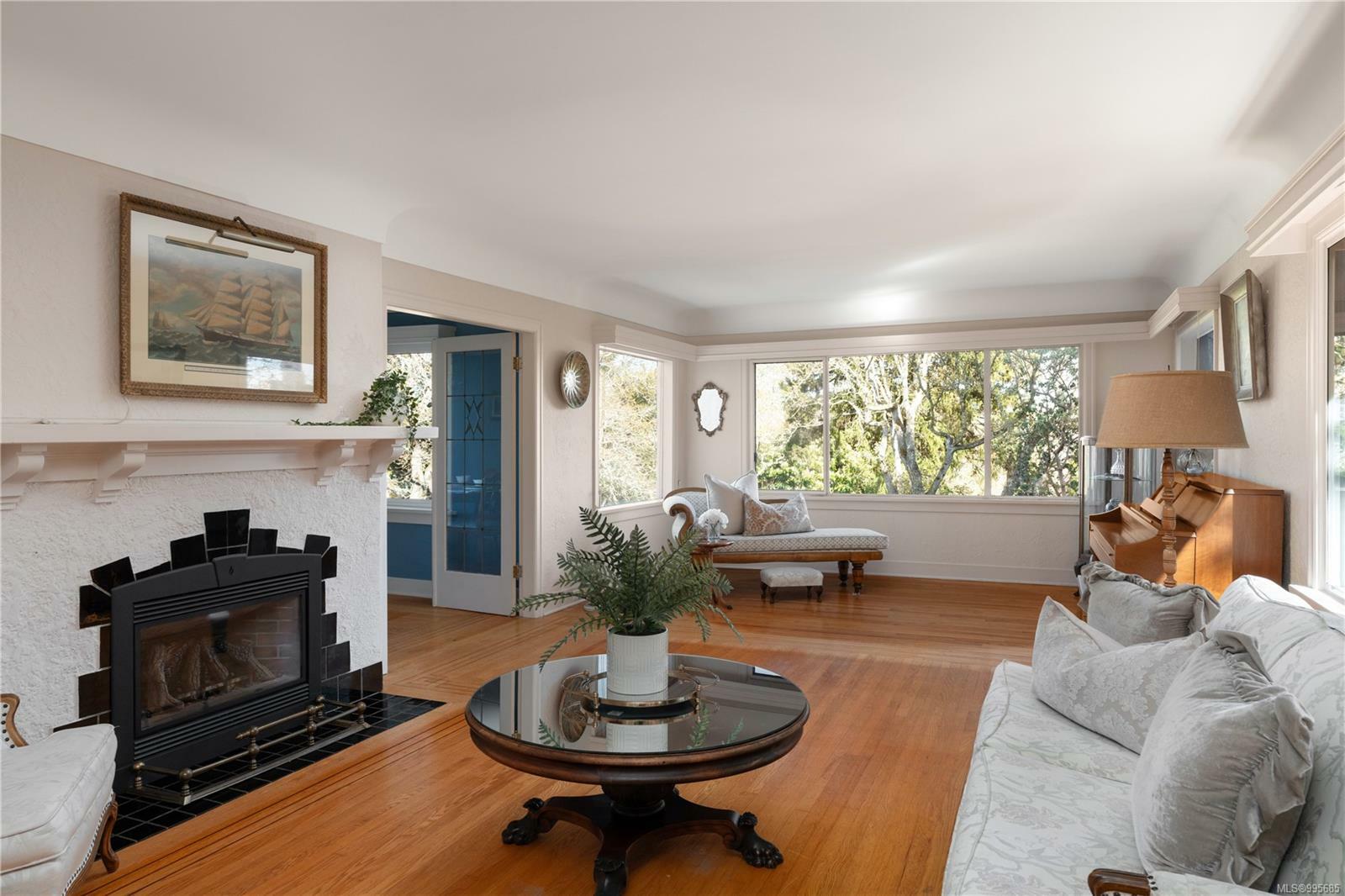Property Photo: 417 Queen Anne Hts BC V8S 4K7