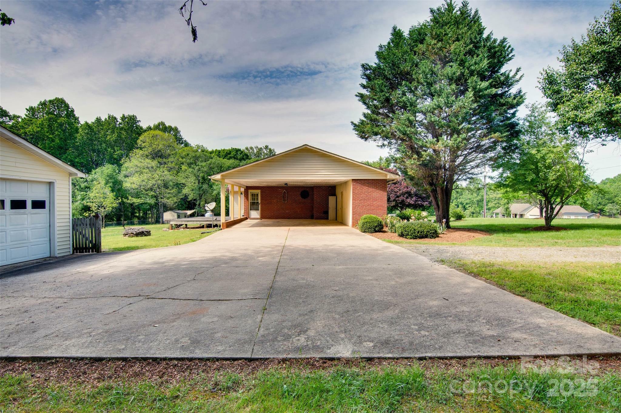 Property Photo:  904 Sunbeam Drive  NC 28092 