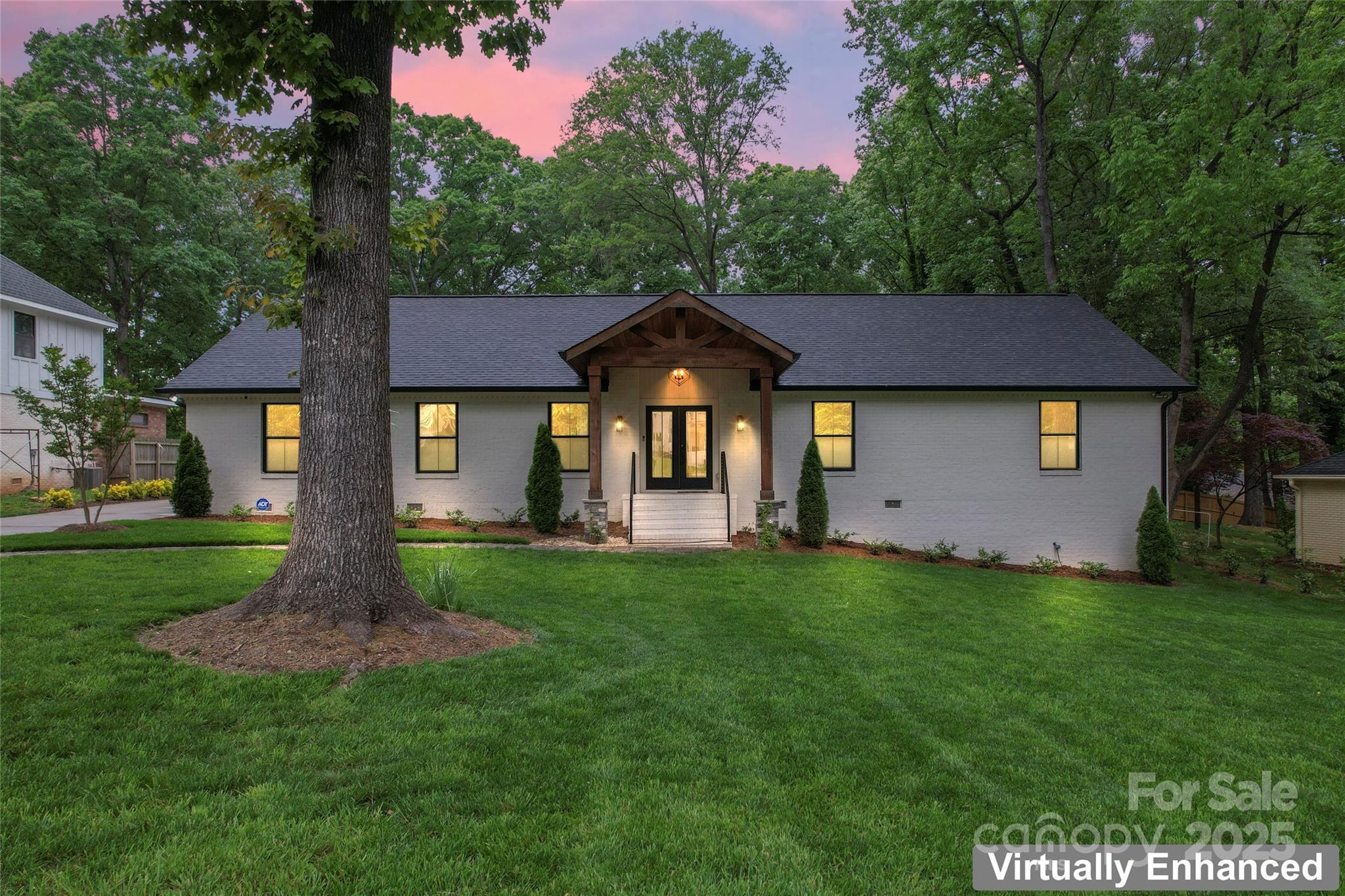 Property Photo: 1118 Crestbrook Drive NC 28211