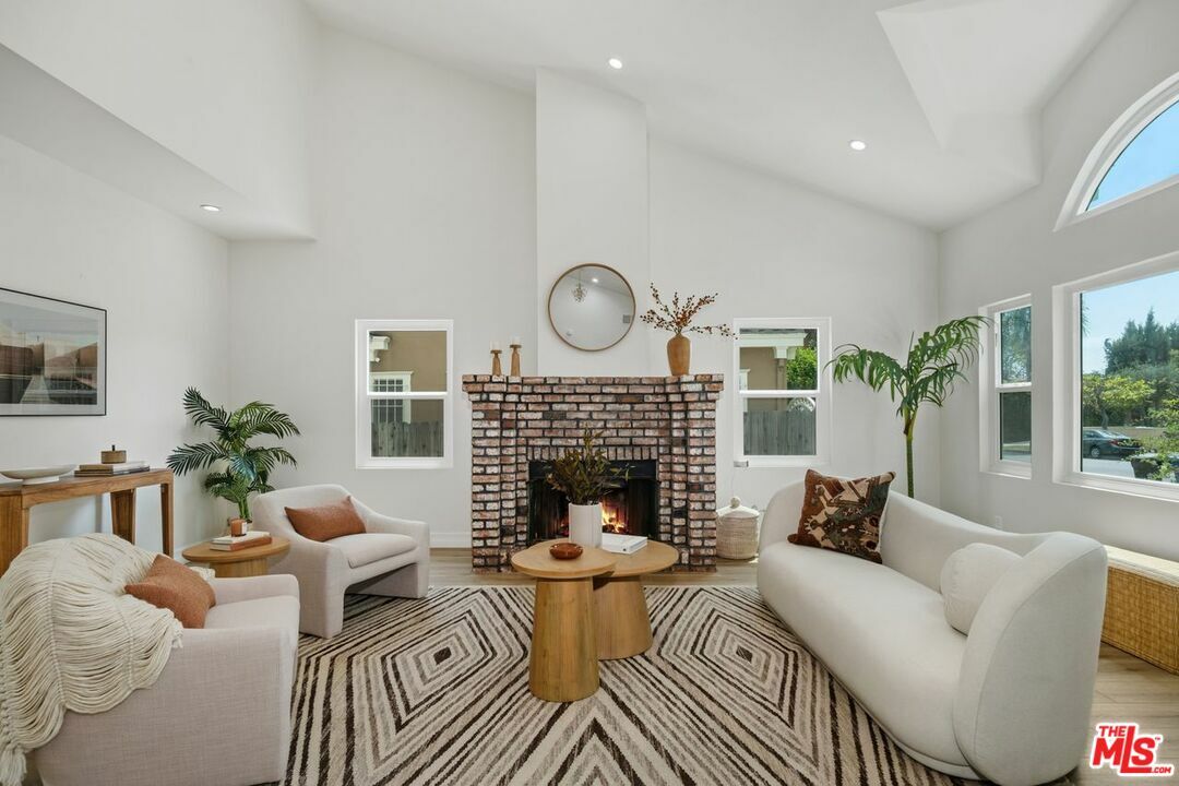 Property Photo: 326 N Beachwood Dr CA 90004