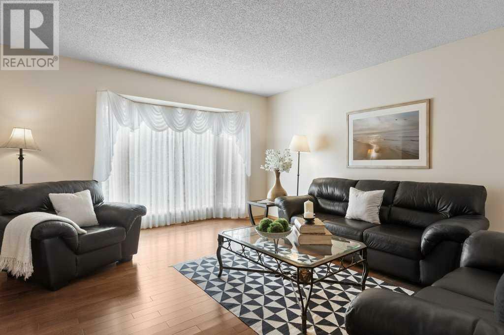 Property Photo: 31 Beaconsfield Close Northwest AB T3K 1X5