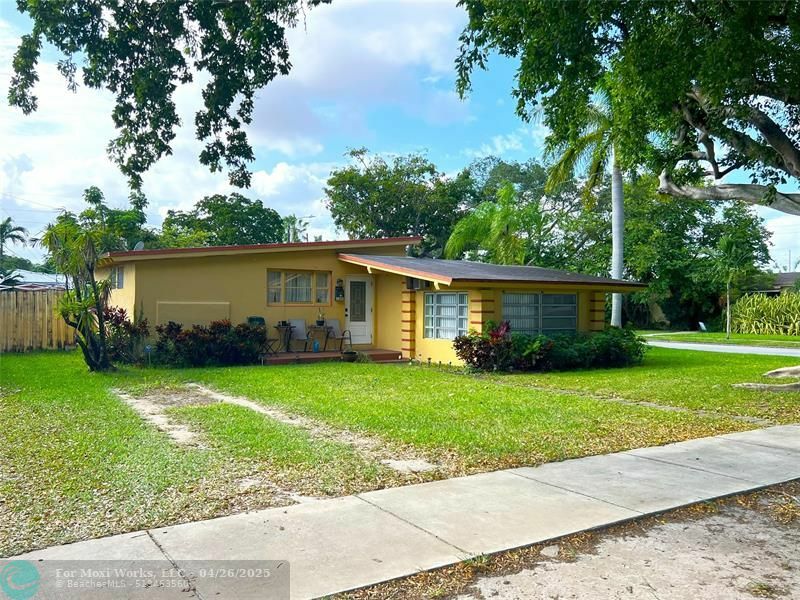 Property Photo: 1300 S 20th Ave FL 33020