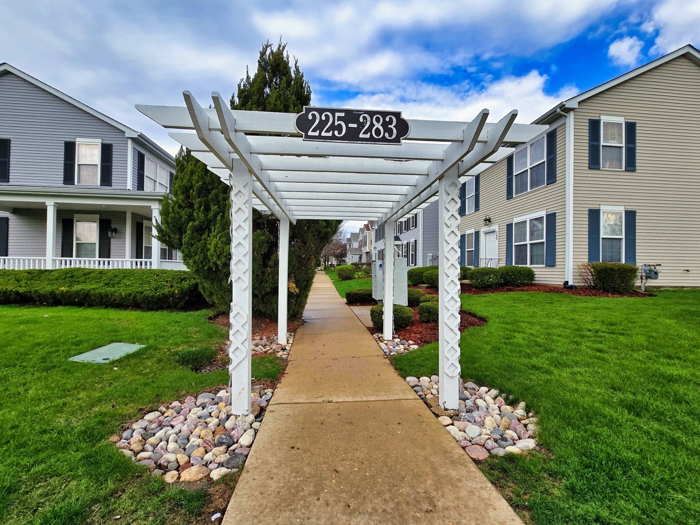 Property Photo: 271 W Washington Street IL 60543
