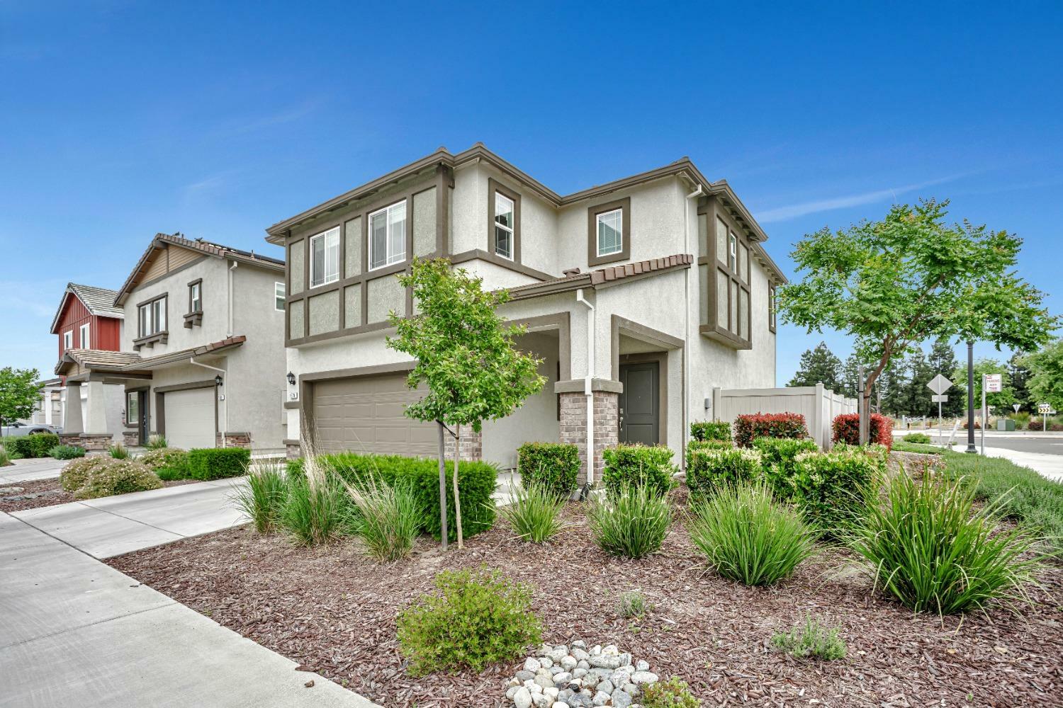 Property Photo: 1570 Bridgegate Way CA 95834