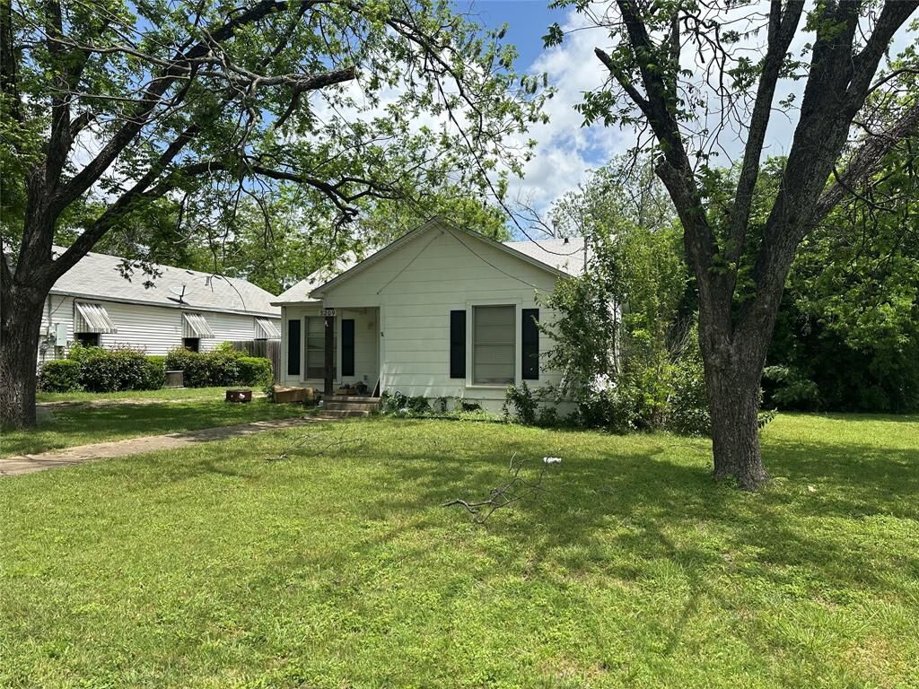 Property Photo: 3209 N 23rd Street TX 76708