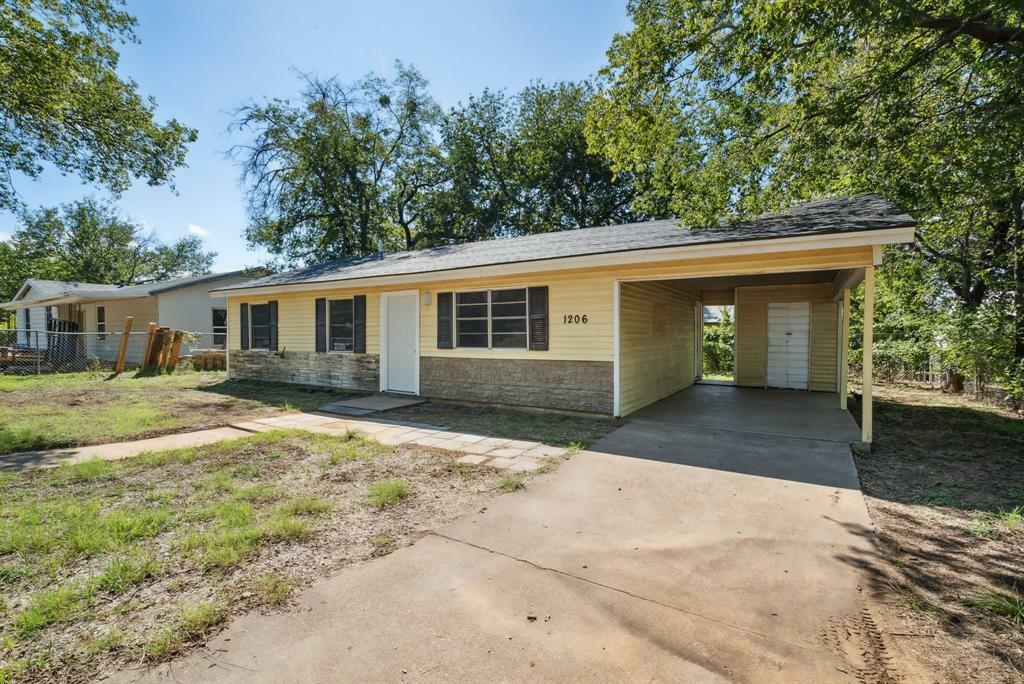 Property Photo: 1206 E SE 2nd Avenue TX 76067
