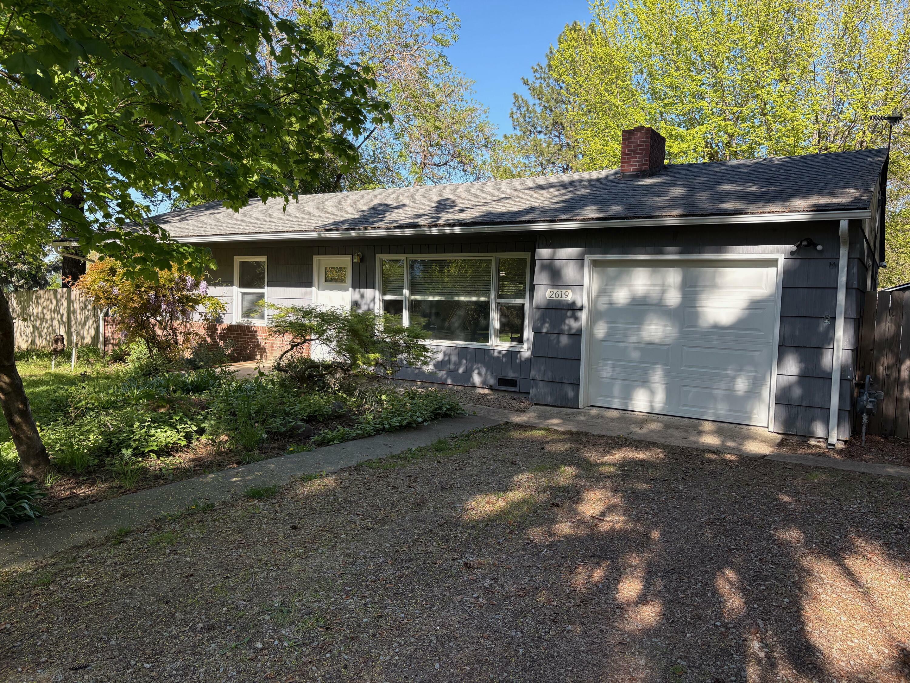 Property Photo: 2619 Syringa Drive OR 97501