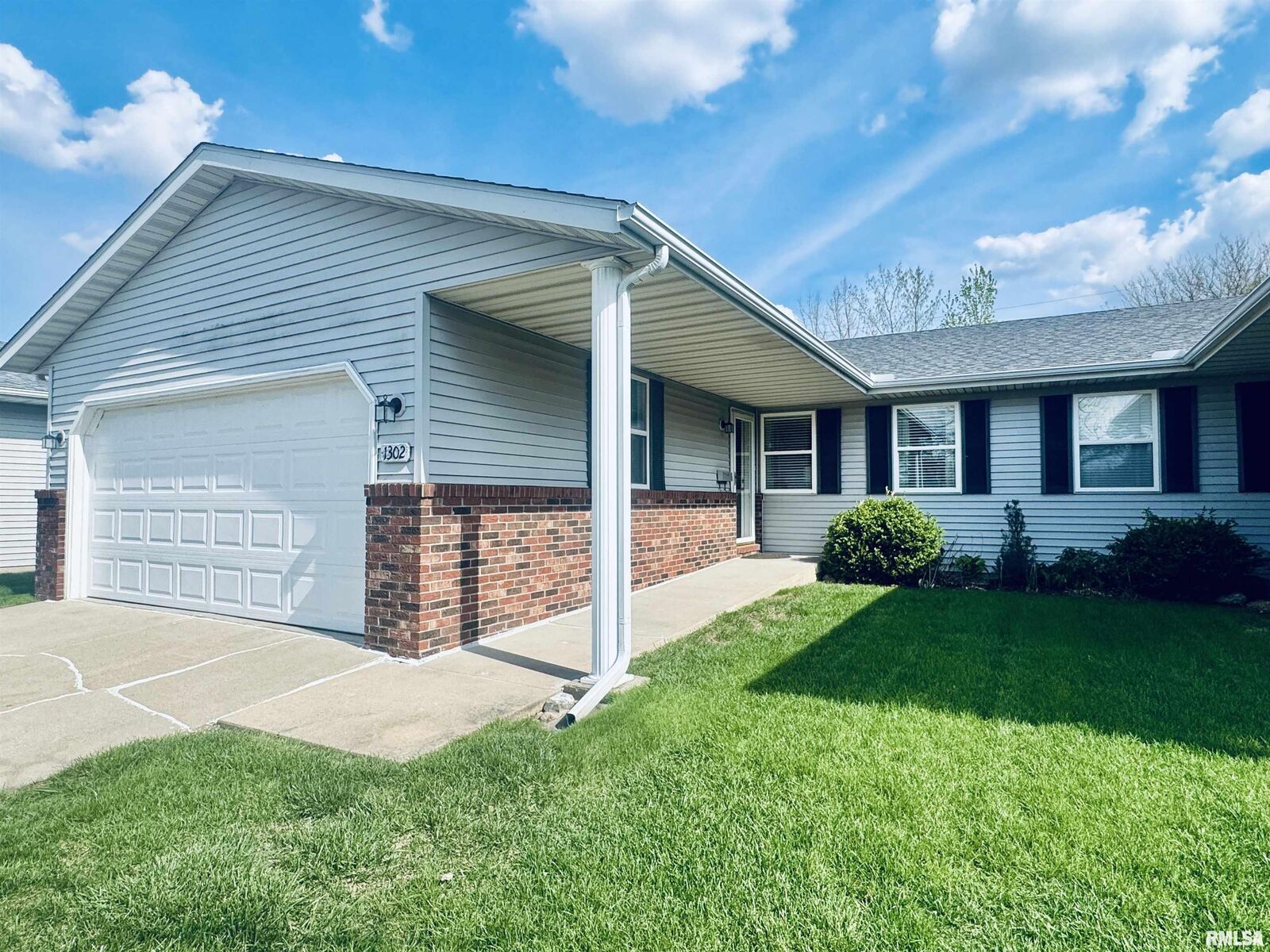 Property Photo: 1302 Miller Street IL 61571