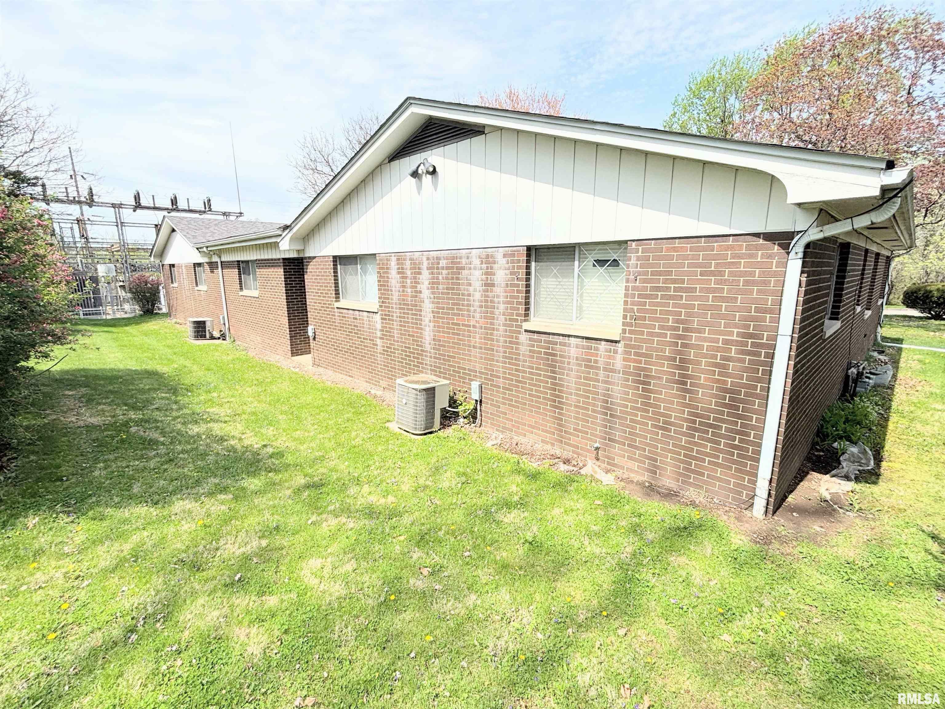 Property Photo: 316/318 E Woodlawn Place IL 61614
