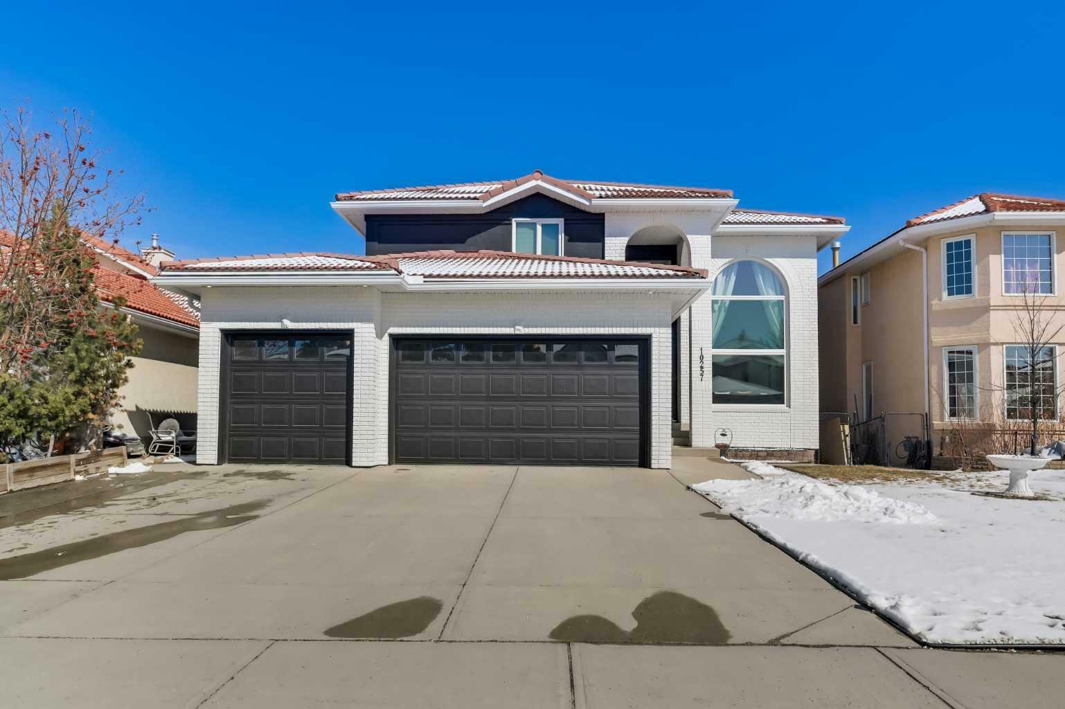 Property Photo: 10257 Hamptons Boulevard NW AB T3A 5G5