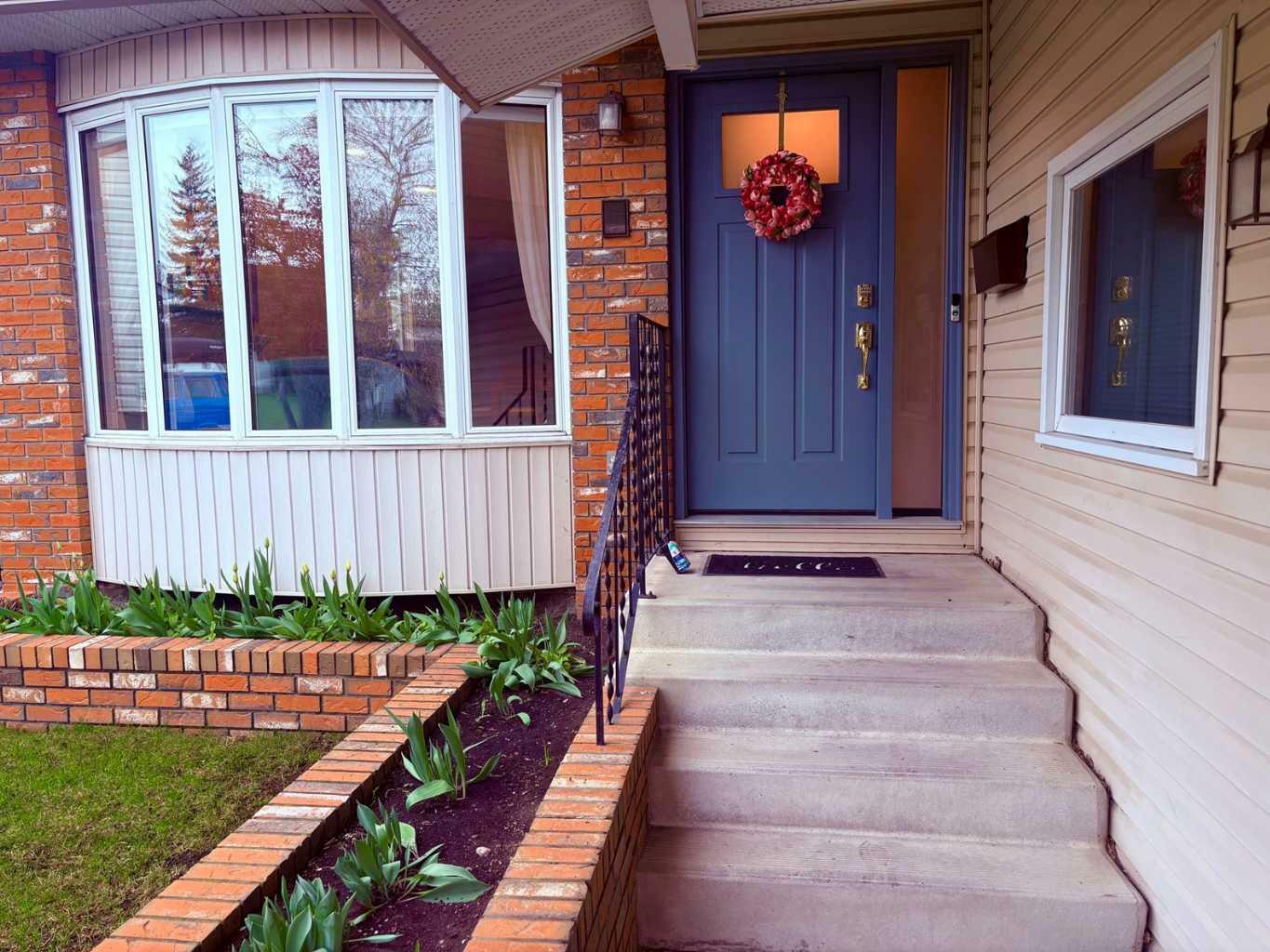 Property Photo:  387 Silvergrove Drive NW  AB T3B 4T2 