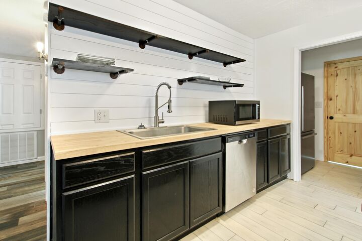 Property Photo:  201 Thomas Dr  LA 71446