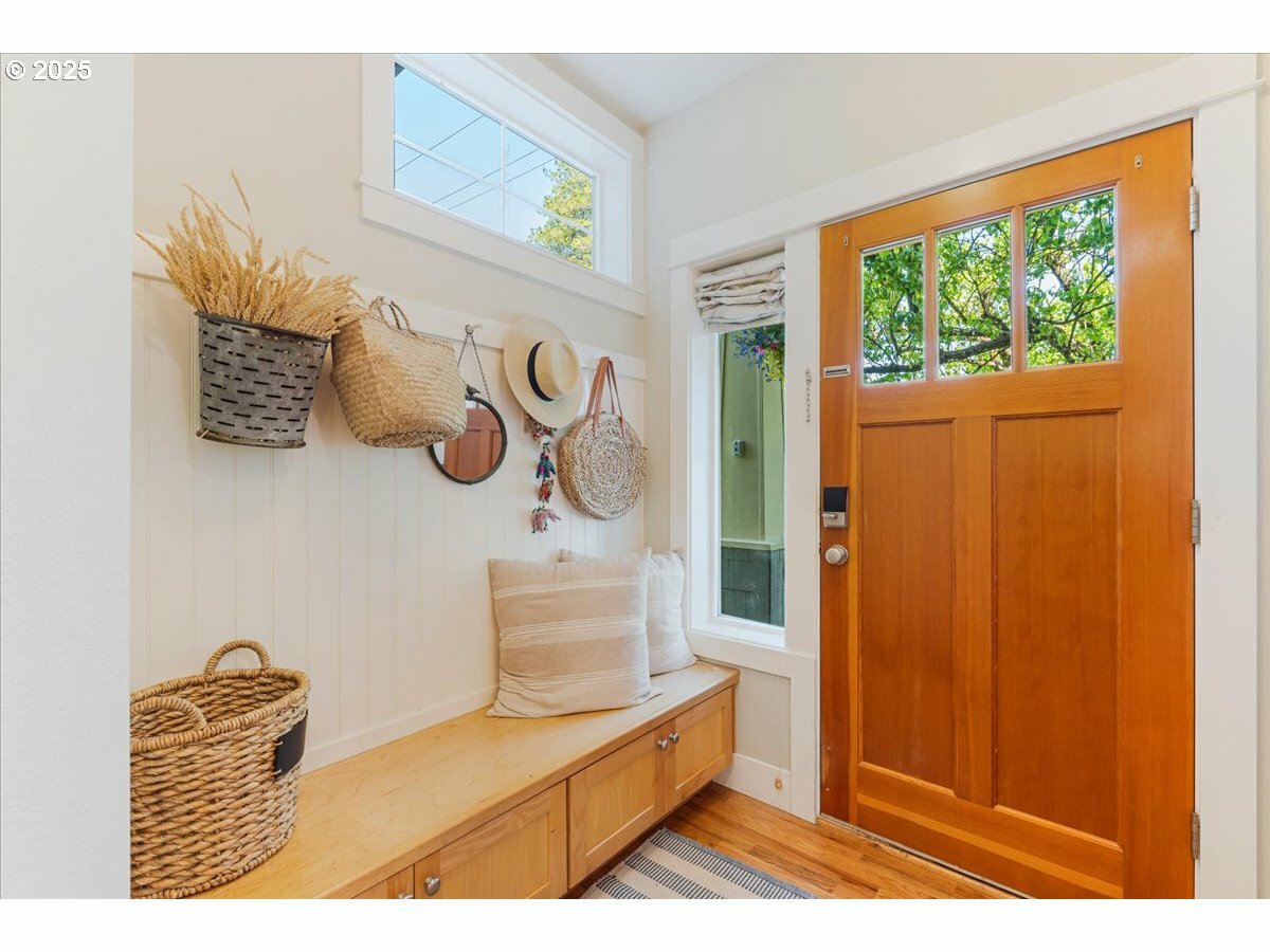 Property Photo:  1925 SE 76th Ave  OR 97215 