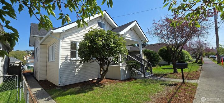 Property Photo:  536  Morris Avenue S  WA 98057 