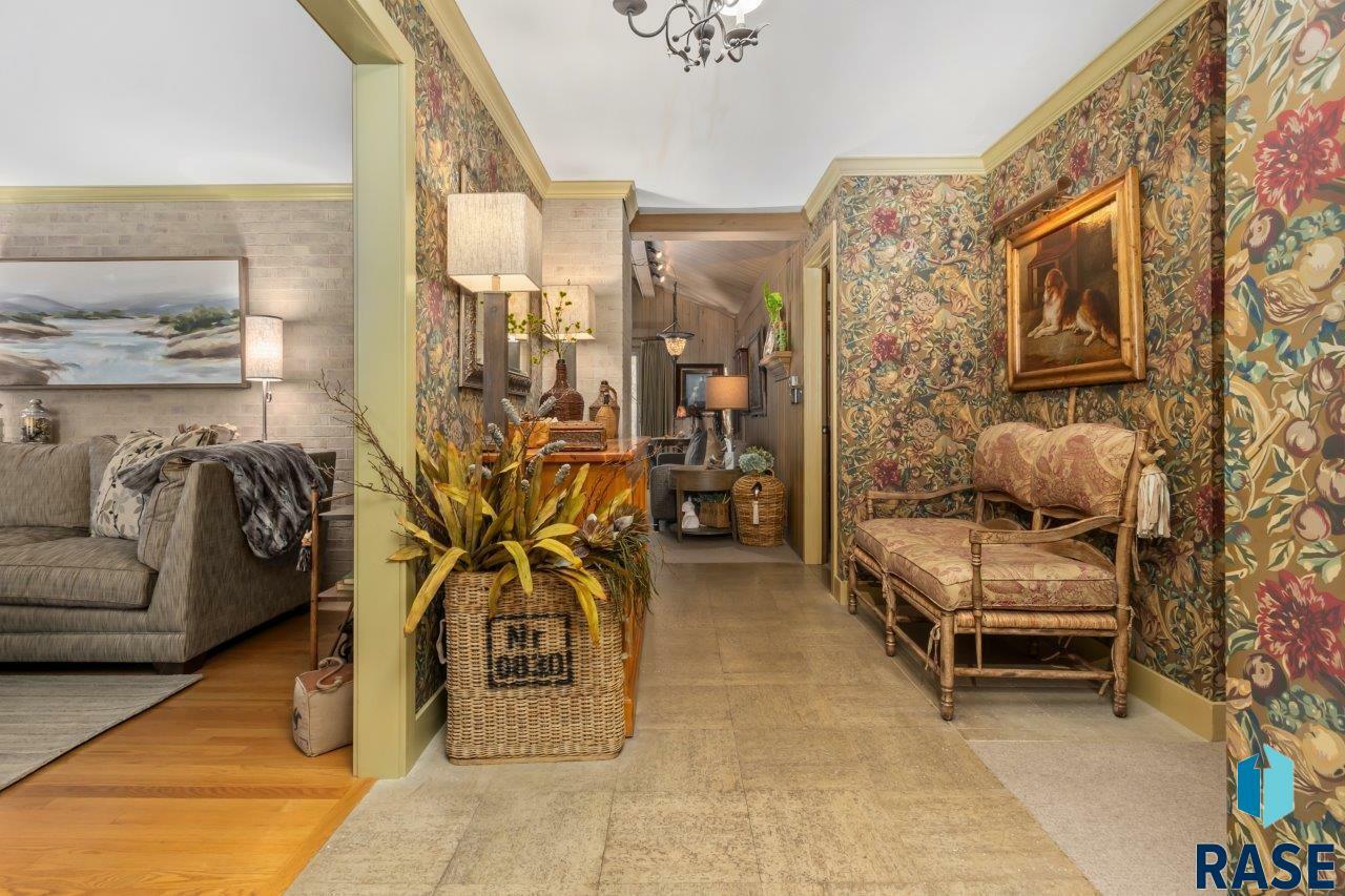 Property Photo:  1004 E Tomar Rd  SD 57105 
