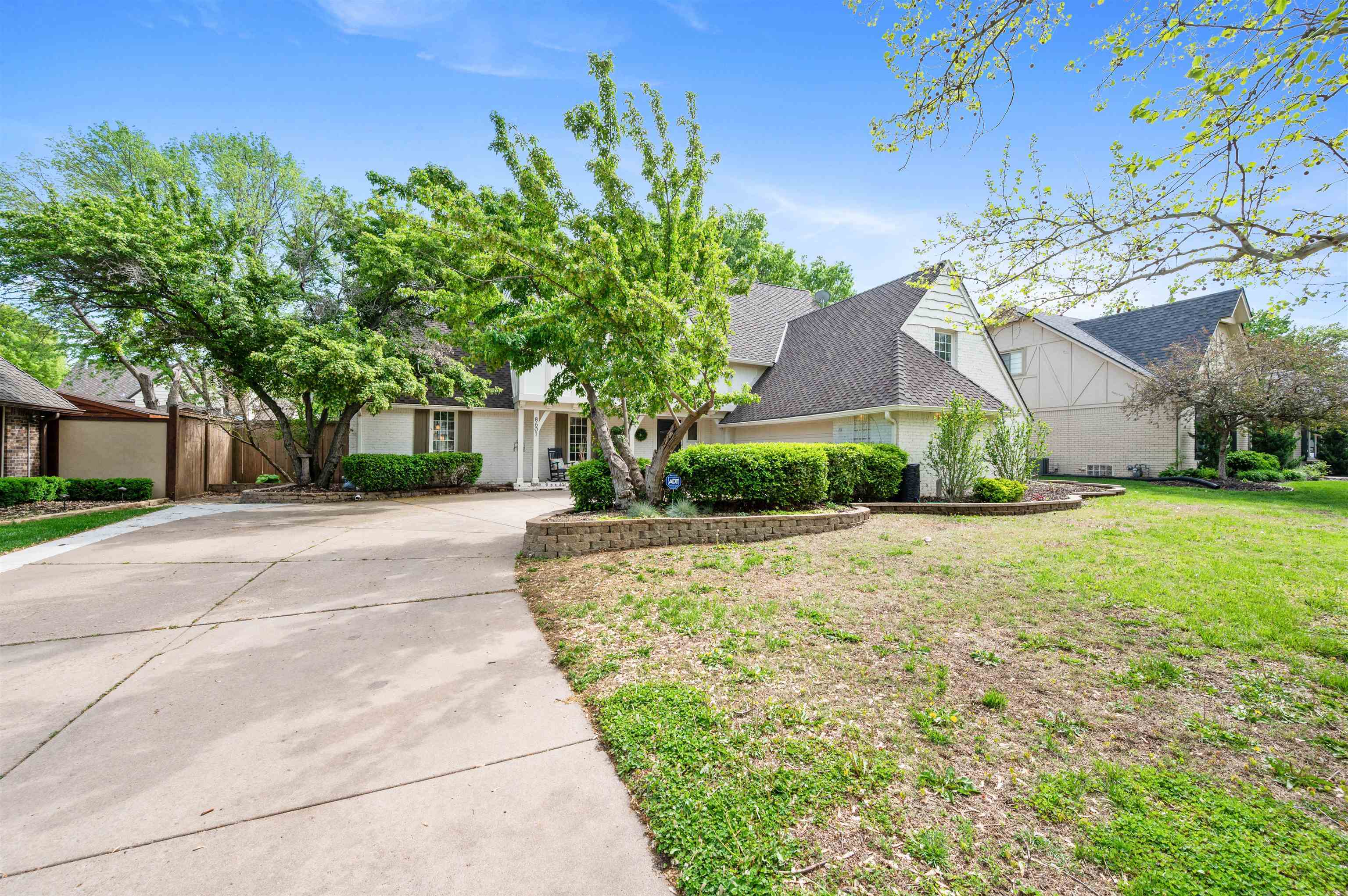 Property Photo: 8601 E Brentmoor Ln KS 67206