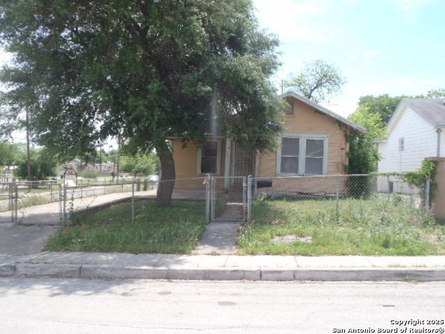Property Photo: 702 Rivas TX 78207