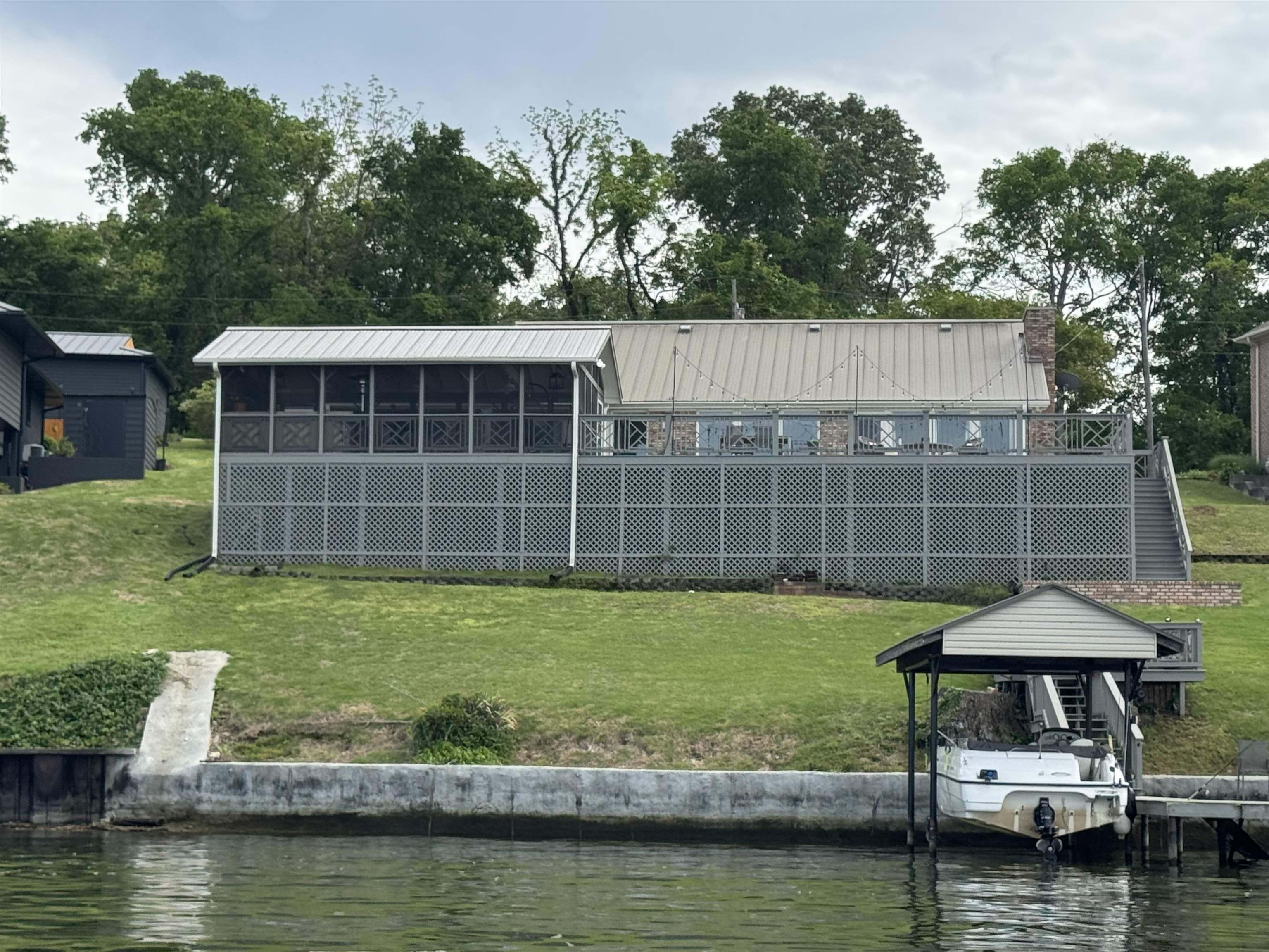 Property Photo: 85 Lake View Dr AL 35661 - MUSCLE S