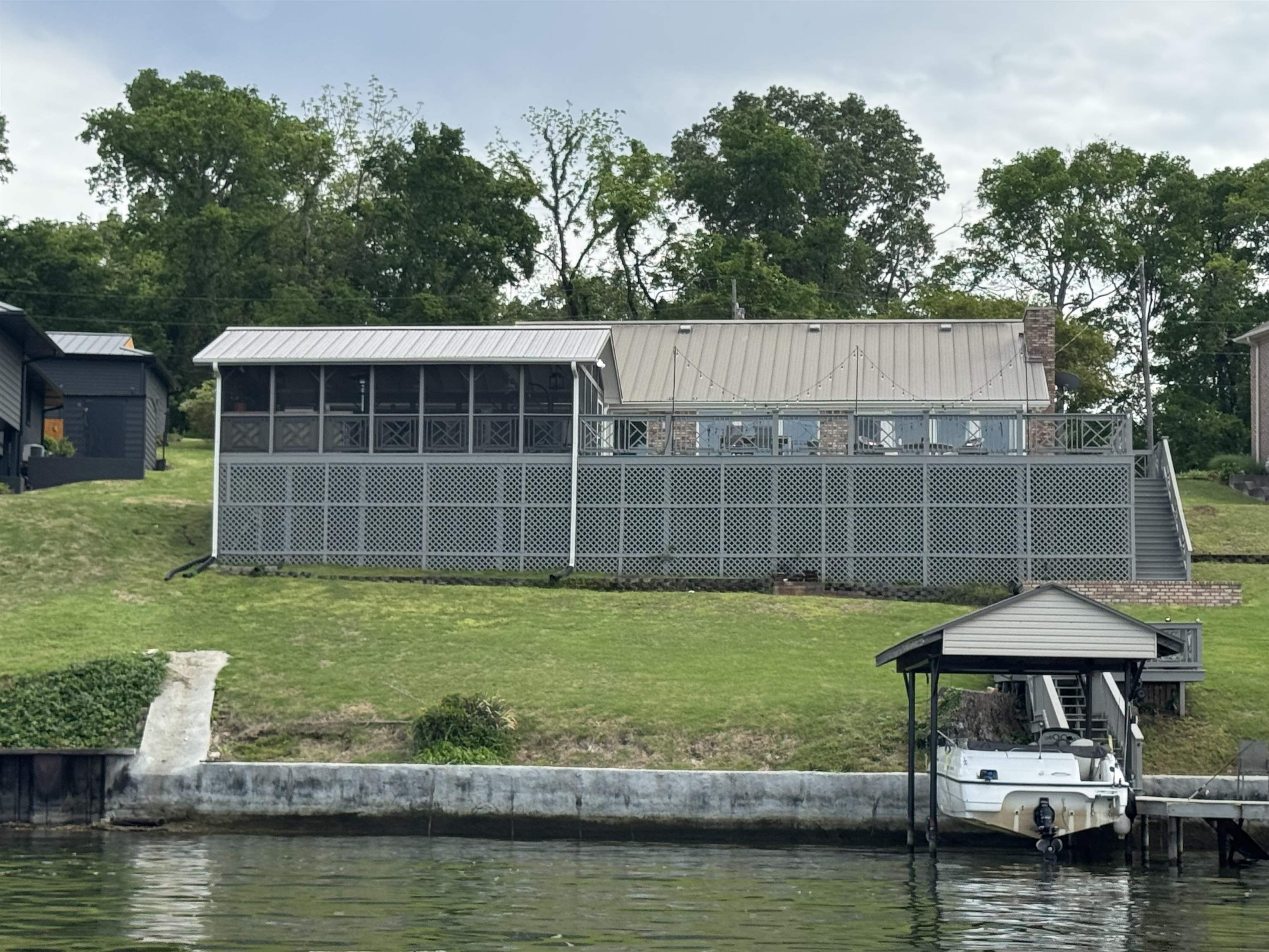 Property Photo:  85 Lake View Dr  AL 35661 - MUSCLE S 