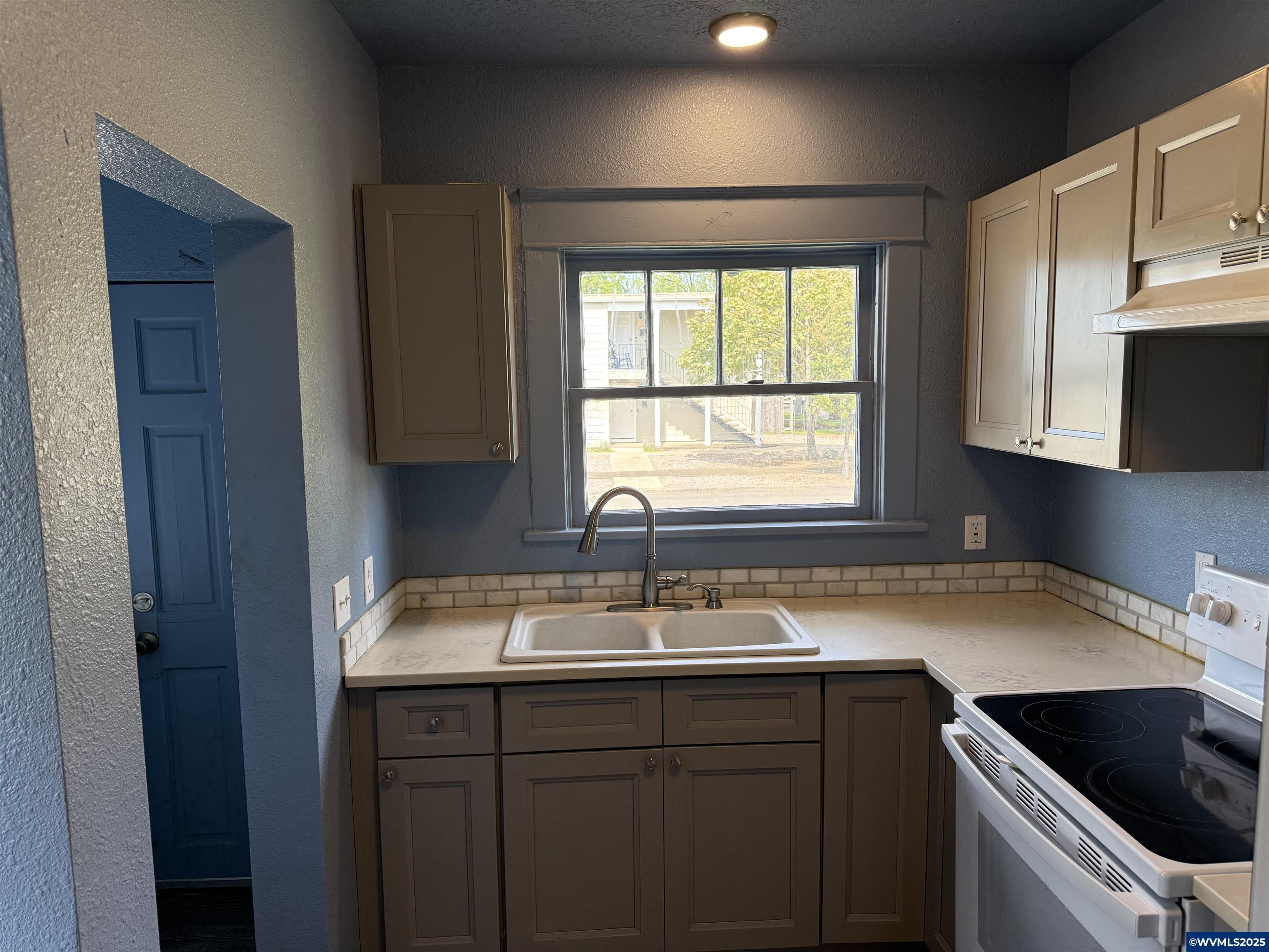 Property Photo:  505 18th St SE  OR 97301 