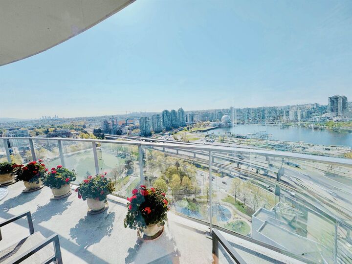 58 Keefer Place 2901 — photo 1