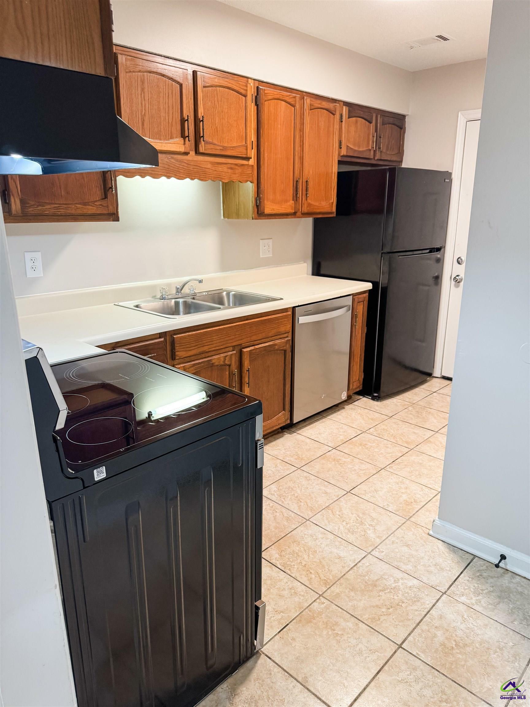 Property Photo: 108 S Montrose St 31030