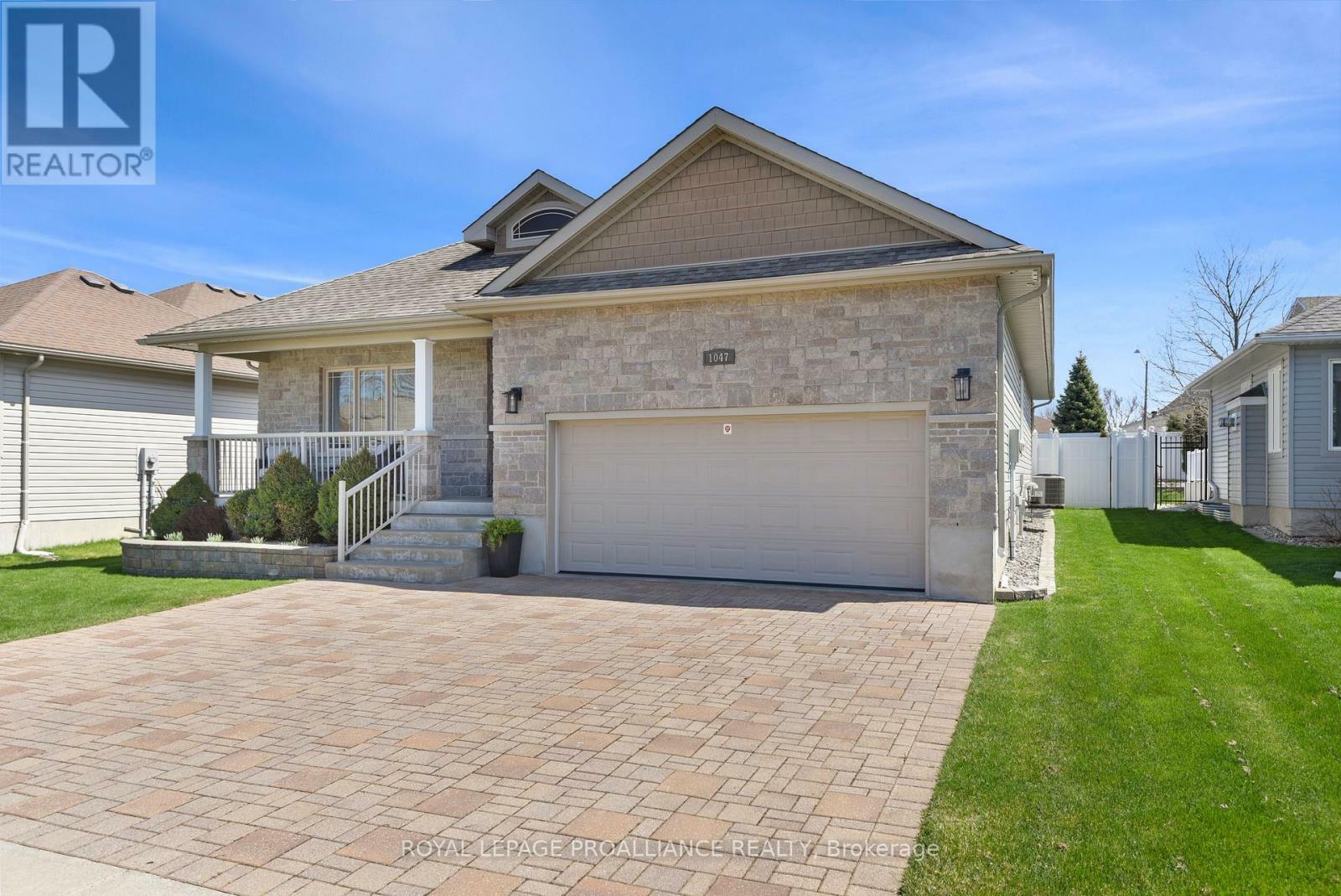 Property Photo: 1047 Fitzsimmons Drive ON K6V 0A1
