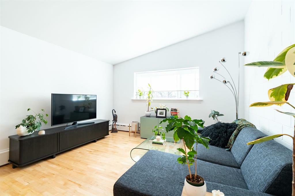 Property Photo: 310 Stradbrook Avenue MB R3L 0J6
