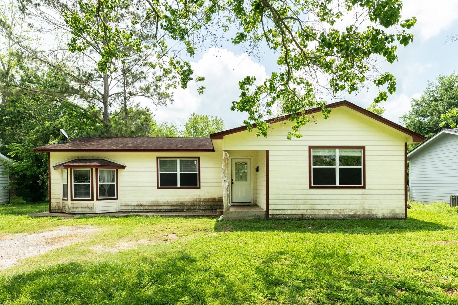 Property Photo:  902 E 6th Street  TX 77480 