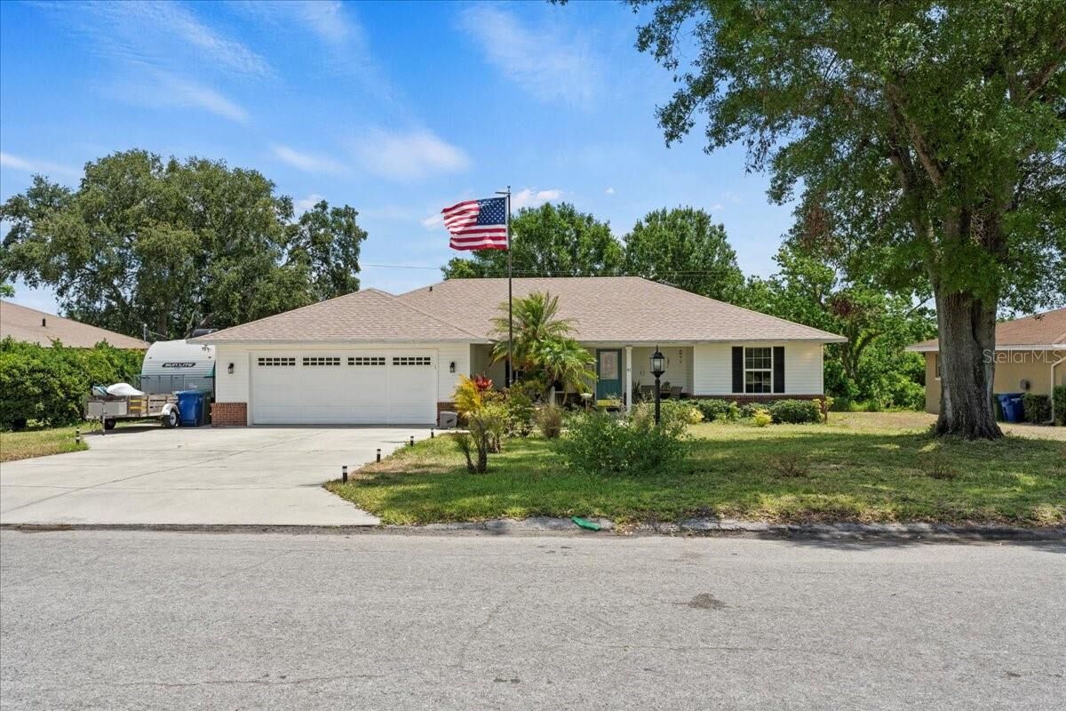 Property Photo: 41 Lake Link Circle SE FL 33884